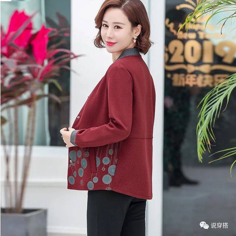 设计|婆婆52了贼会打扮，穿这：花T恤，配阔腿裤，比90后小姑还嫩