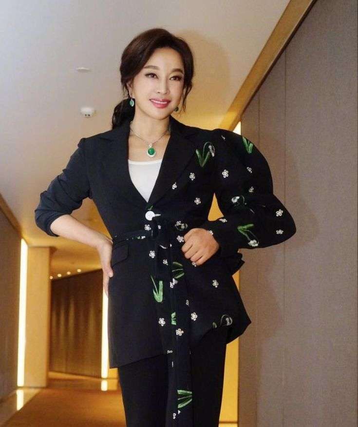 翡翠|刘晓庆才不服老，黑西装上拼一半碎花意外时髦，却被超大翡翠抢镜