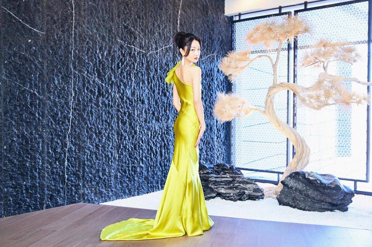 视觉|周冬雨的平板身材好高级，穿黑底鎏金斜v领礼服裙，美出新高度？