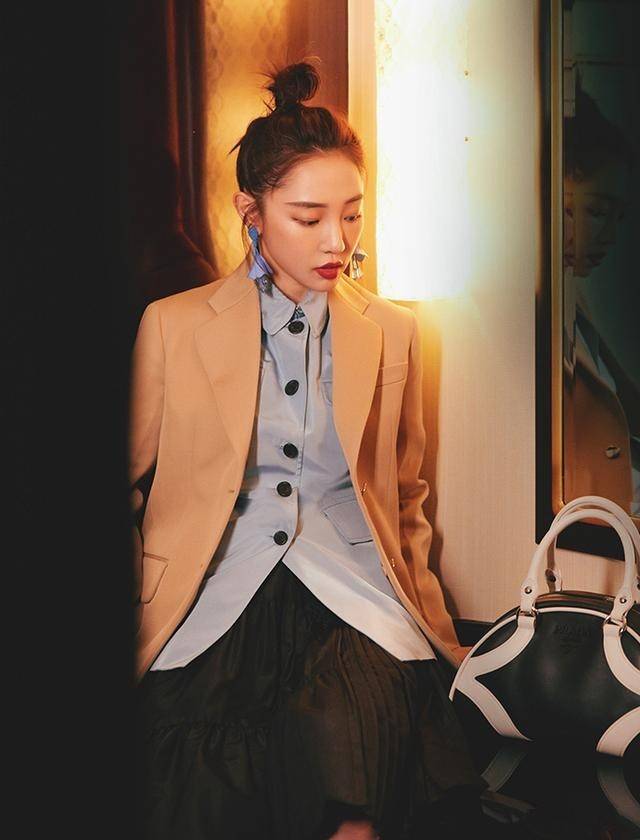 显得|白百何真会博眼球！“反穿”西装走红毯，看似奇怪，却意外时尚