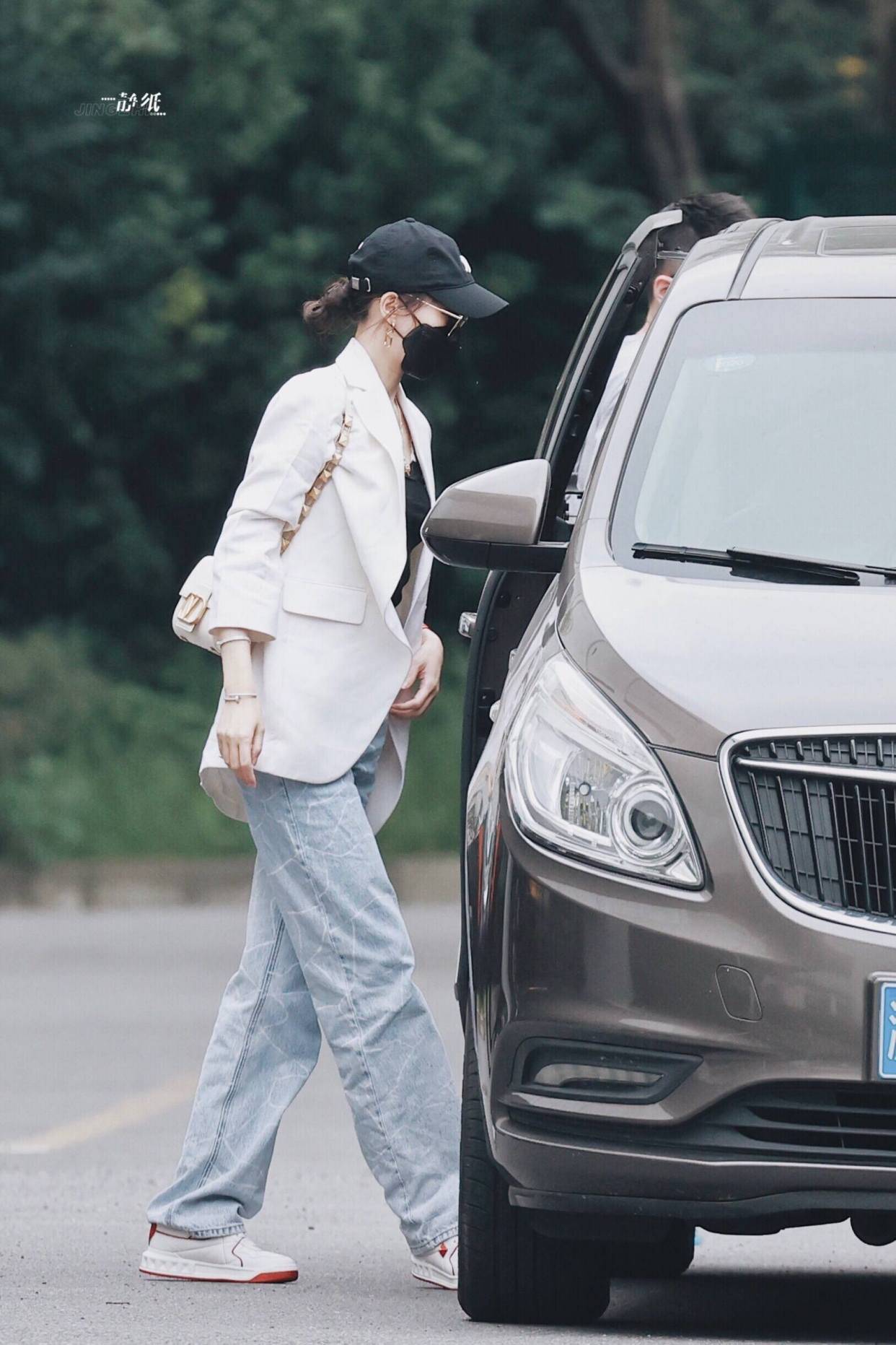 裂纹|唐嫣的“裂纹裤”火了，显瘦显高还时髦，配基础款也能又美又飒