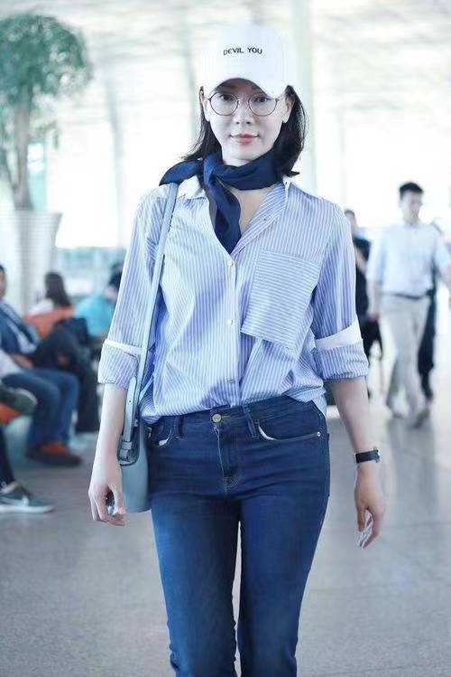 氛围|有品味的女人穿衬衫都懂配丝巾，看俞飞鸿陈数就知道，太有气质了