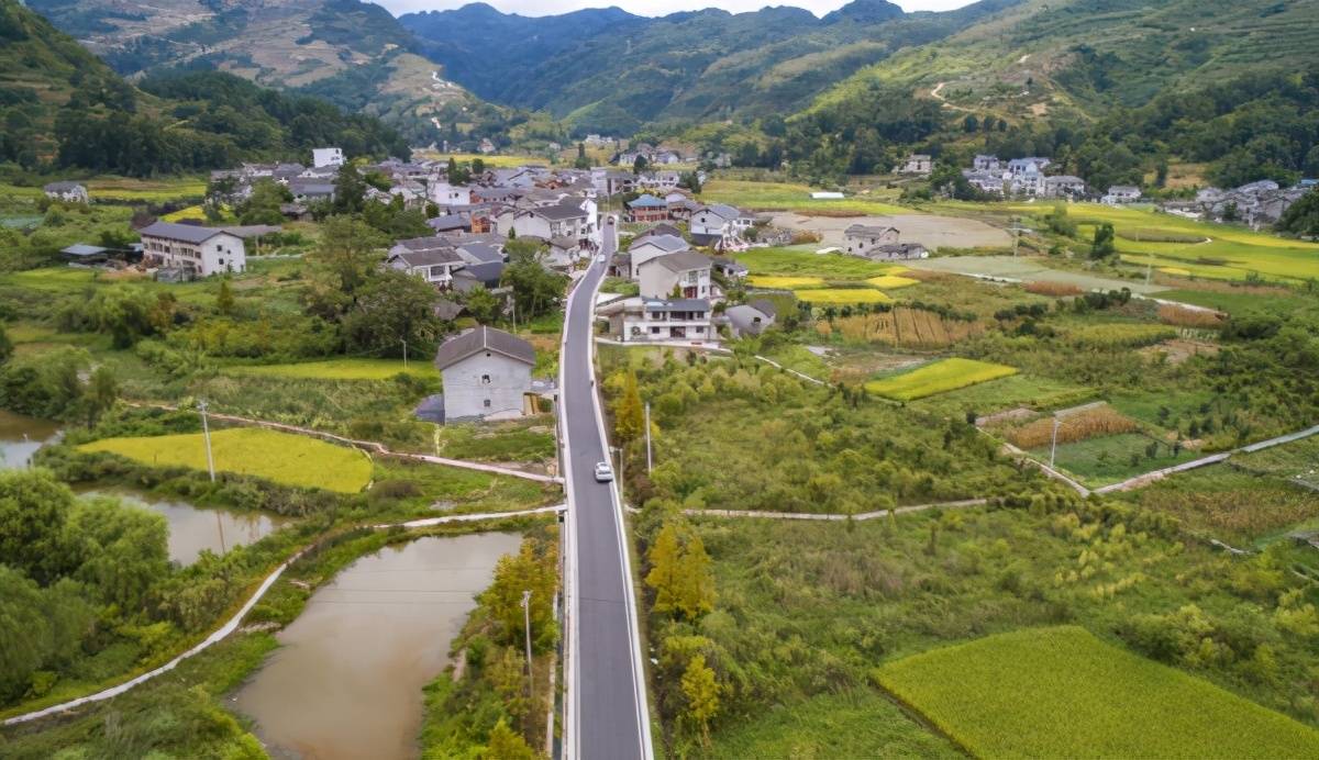 贵州:乡村道铺柏油路 乡村振兴有奔头_公路