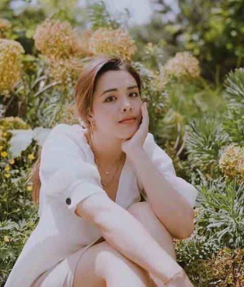 Yasmine|钟丽缇22岁大女儿晒美照，穿浴袍凹造型，身材比妈妈还要辣