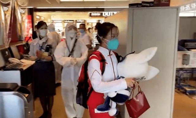 金杨|双金杨倩回国后太潇洒！扎丸子头甜美减龄，奶瓶特效下可爱到膨胀！