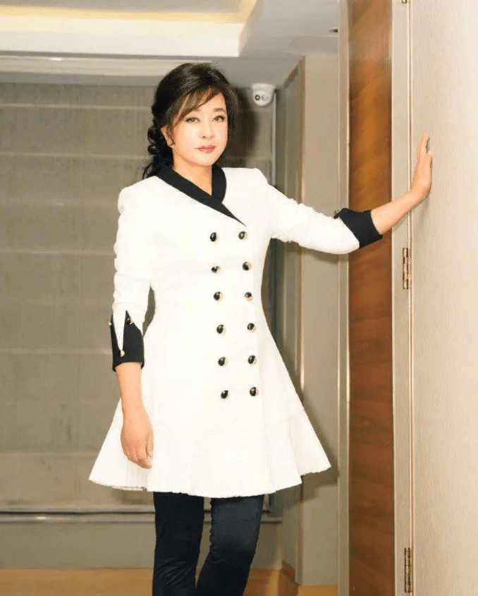 翡翠|刘晓庆才不服老，黑西装上拼一半碎花意外时髦，却被超大翡翠抢镜