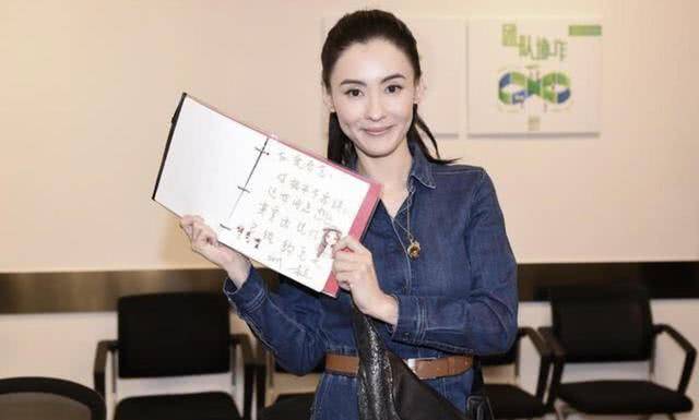 马尾|张柏芝真是“少女脸”，穿牛仔连体裤扎高马尾装扮，嫩得惹人羡慕
