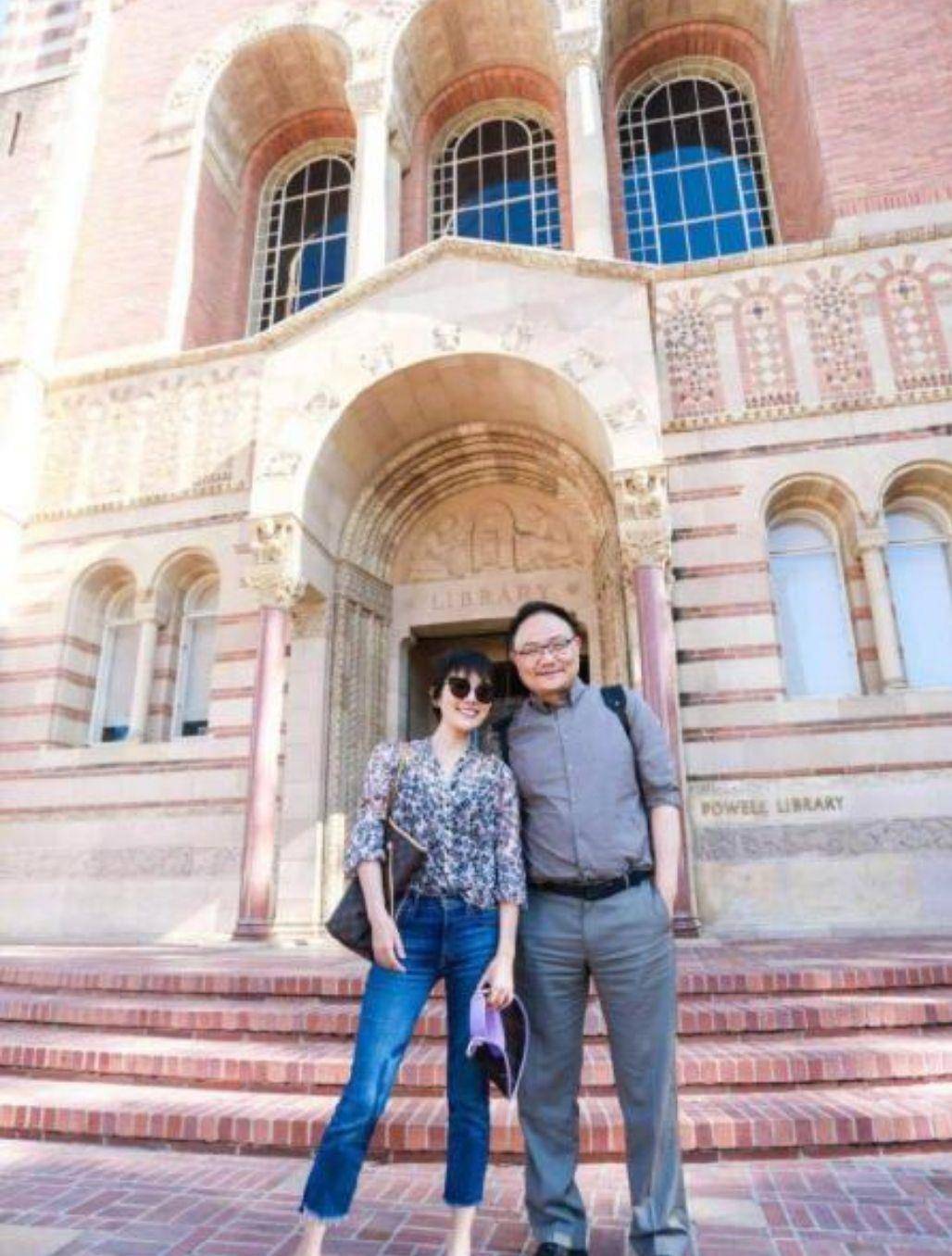 杨乐乐|难怪汪涵会喜欢杨乐乐，她穿粉色西装搭配牛仔长裤，风韵不减当年