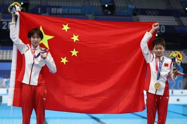 设计|14岁全红婵成跳水队团宠!穿运动装挂师姐身上撒娇,乖宝宝样超萌