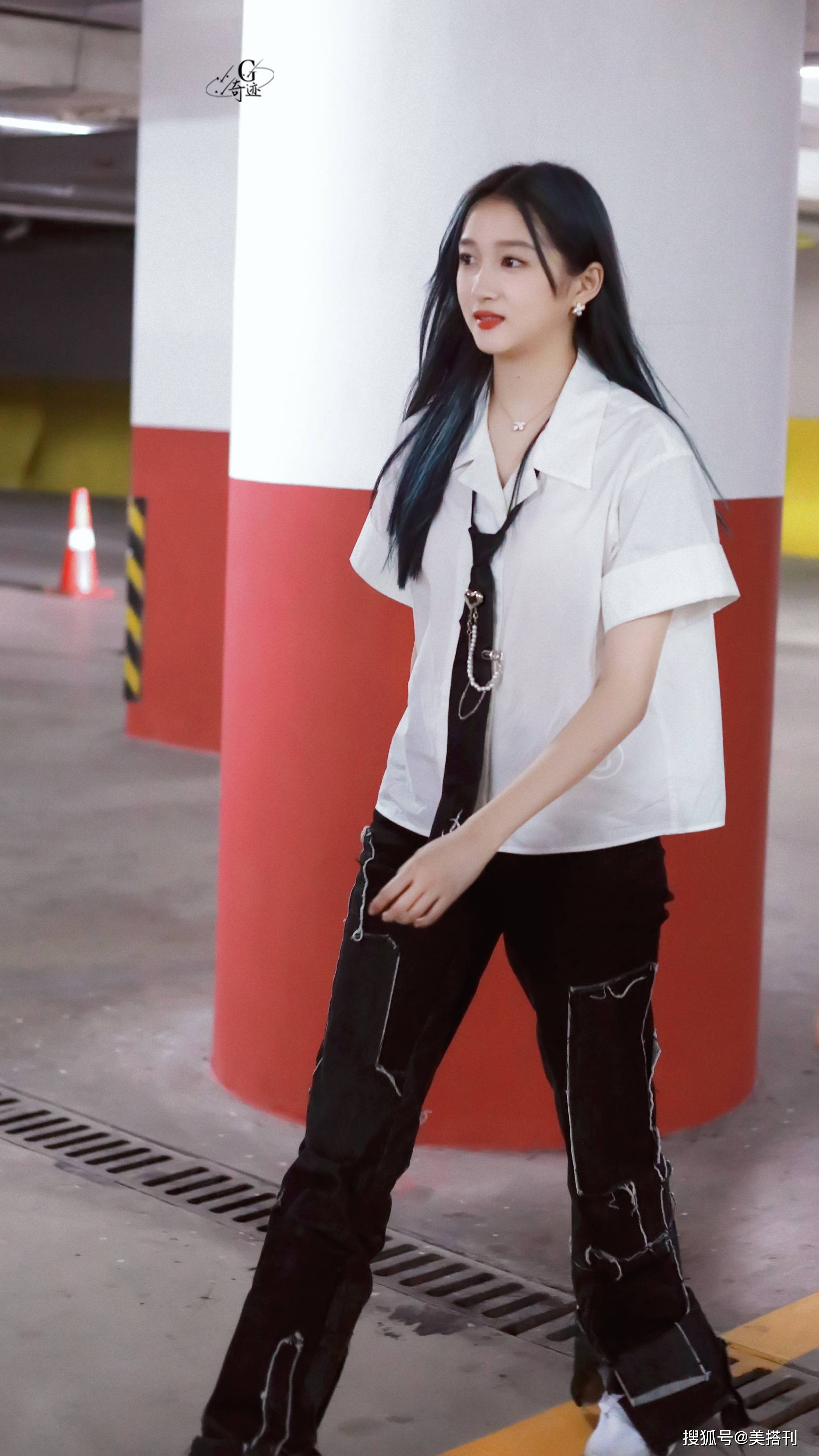 打领带|国民闺女变不良校花,关晓彤打领带染蓝发清纯霸气,这风格适合她