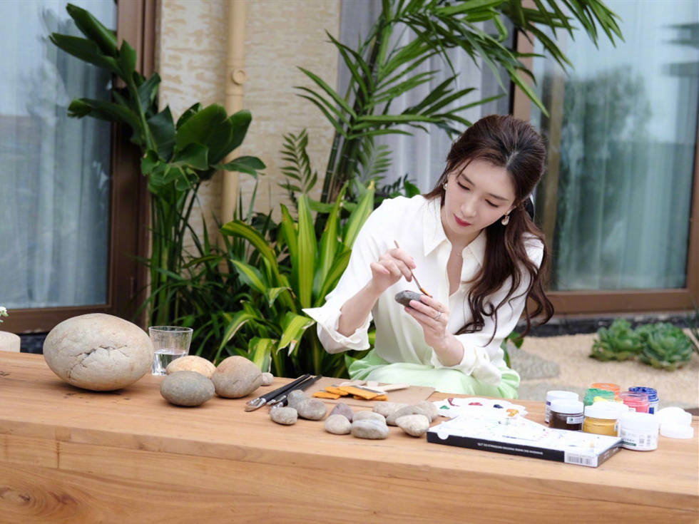 江疏影|秋季衬衫怎么穿时髦,学江疏影用它搭配缎面裙,温柔又气质