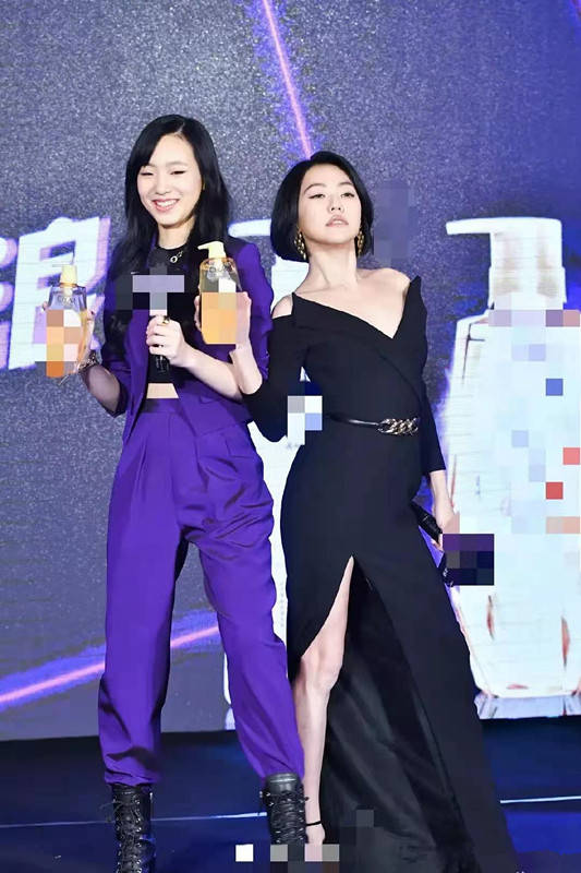 好身材|小S辣妈不好当,带女儿出席活动忙着摆pose,女儿腿长不输气场?