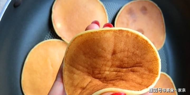 做法|早餐教你做酸奶饼，不用放油，做出来松软酸甜，营养又健康