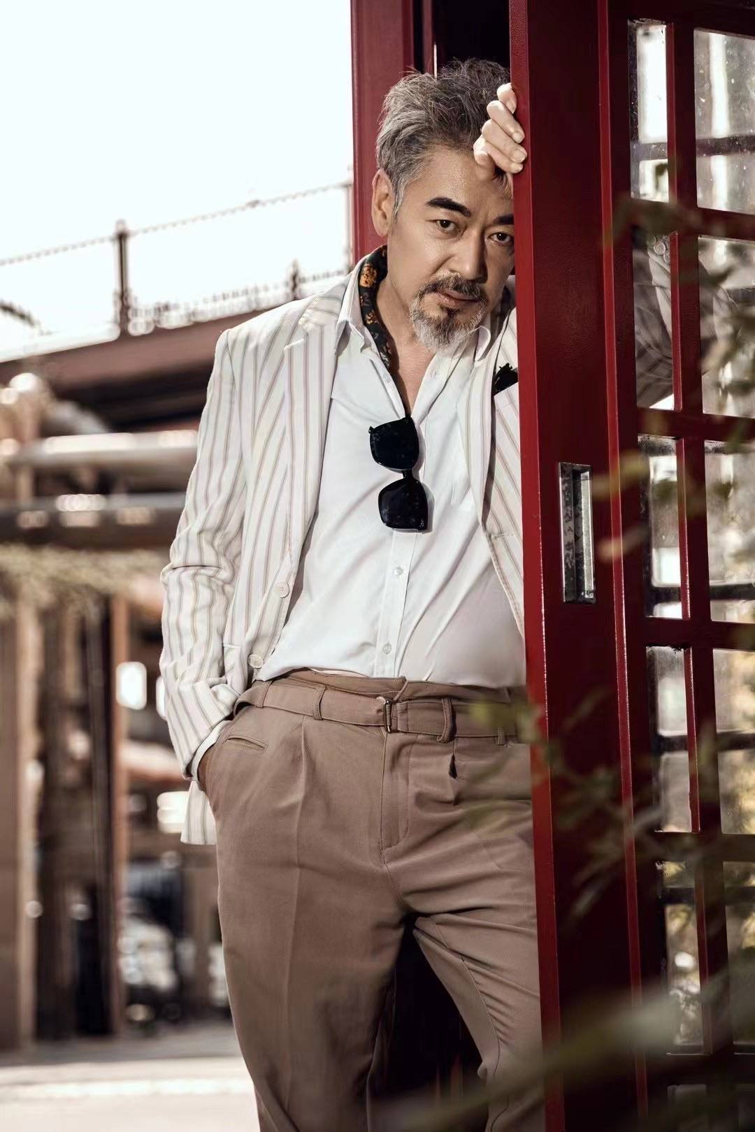 原创演员何涌生曝光秋日写真,型男大叔尽显复古时尚魅力