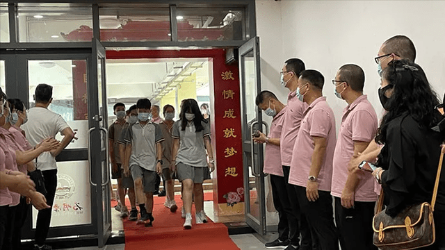 广州为明学校隆重举行2022届"走进初三"典礼_学子