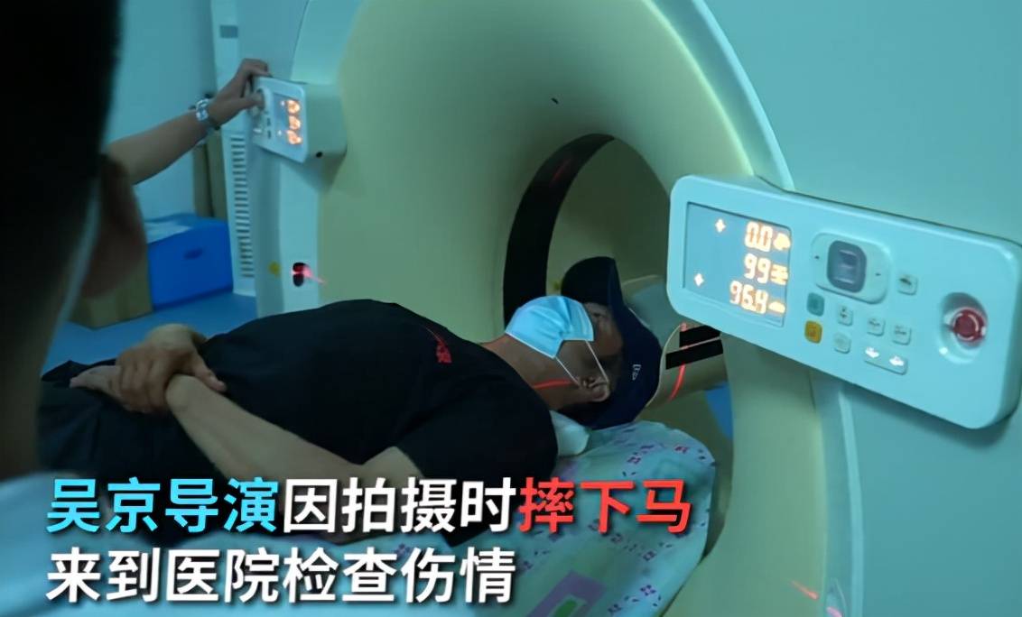 因为|吴京拍戏摔下马背，头部朝下疑扭伤，送医前笑称千万别告诉谢楠