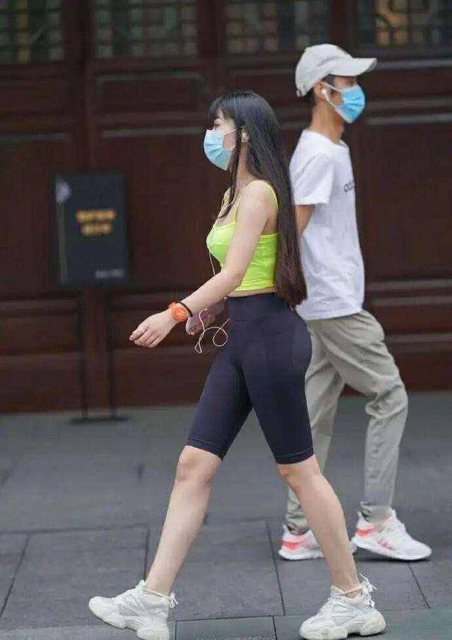 显得|连衣裙的穿着潮感十足，穿出淑女气质，彰显清爽又个性魅力