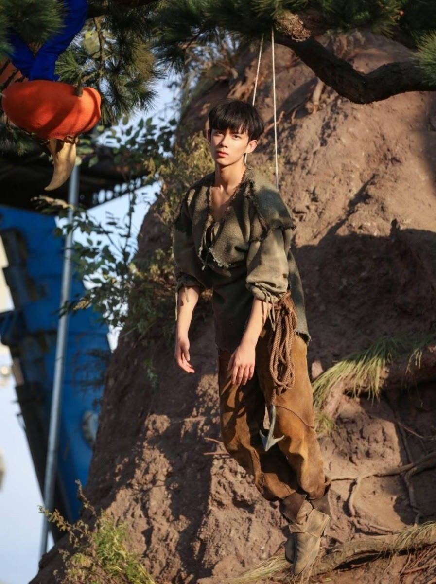 电影|21岁吴磊拍戏发生意外！未抓住缰绳不慎摔下马，连吴京都赞其拼命