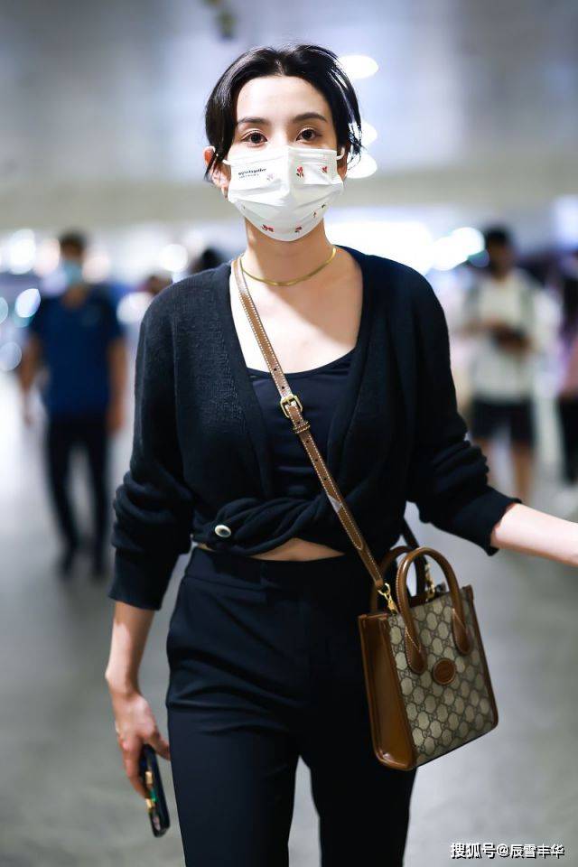 身材|学宋祖儿这样穿针织衫,衣角拧成麻花配喇叭裤,一身黑照样显年轻