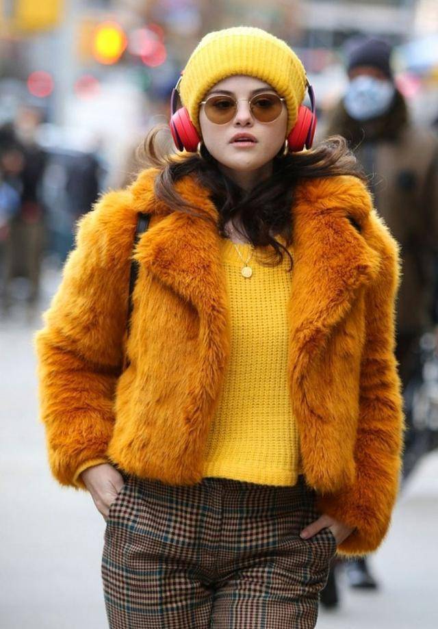 生活|赛琳娜状态真好!穿毛毛外套变身“时髦小姐”,胖嘟嘟可爱的很