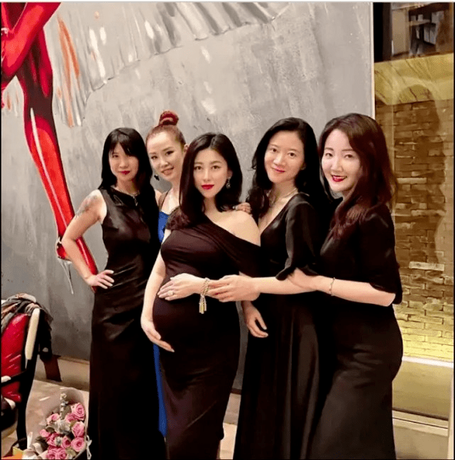 发型|名媛朱珠当妈后更有女人味！产后淡妆亮相走清纯风，发福后照样美
