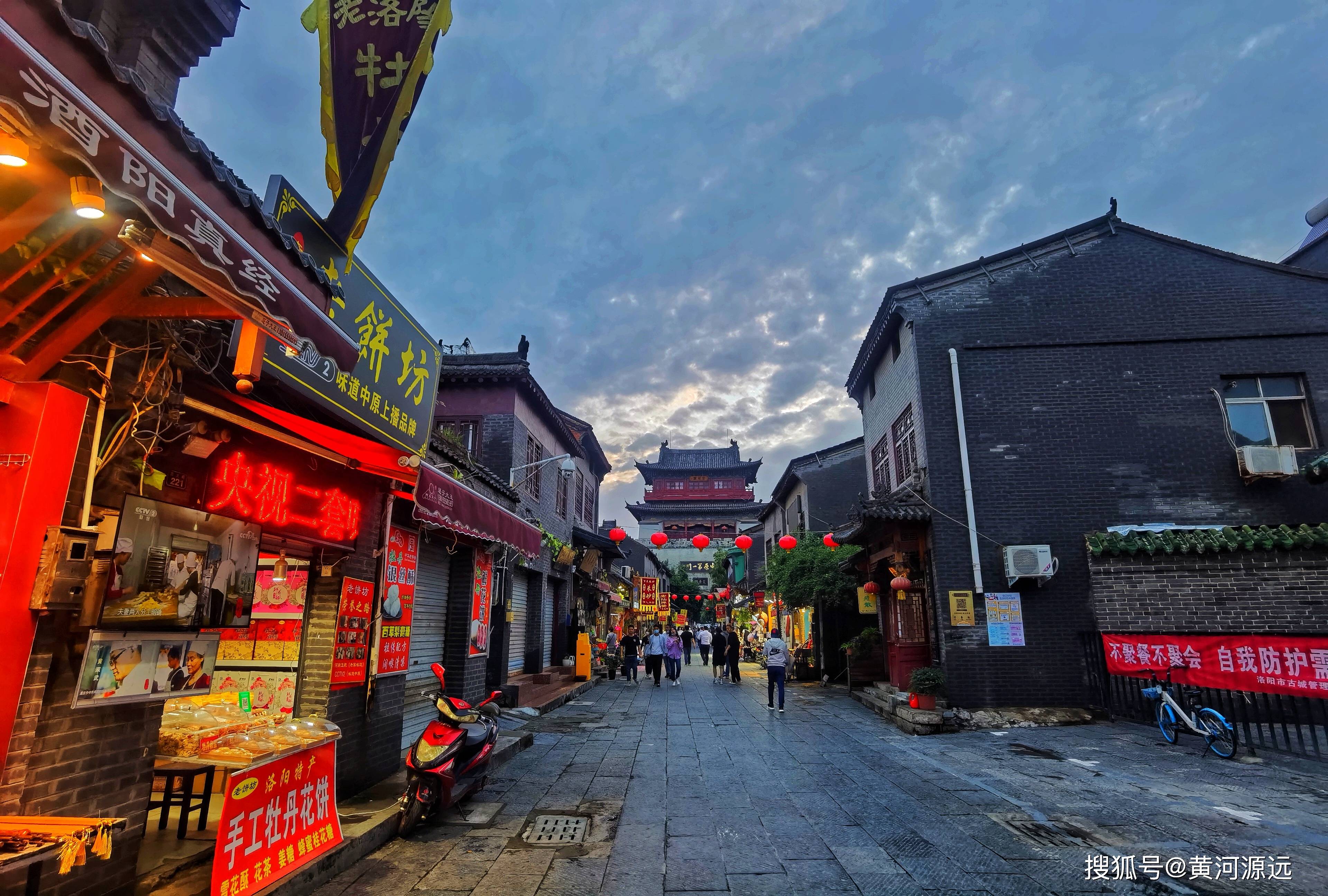 夜游河南这条历史文化古街，风情浪漫特色蕴含其中，为之感动