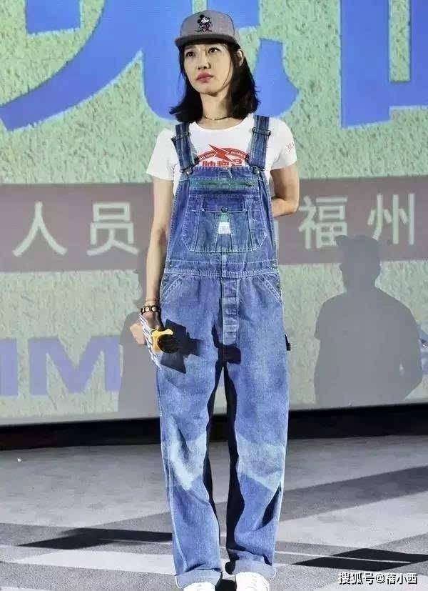 黑色|白百何穿搭真别致，穿宽松西装配阔腿裤，侧面一看开叉到大腿处