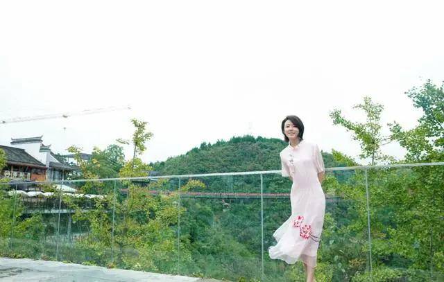 身材|“最美嫦娥”颜丹晨穿粉旗袍好优雅，温柔淡然，美得让人移不开眼