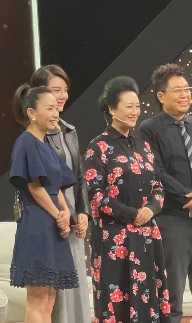 设计|明星母女同框太养眼！车晓和妈妈合体，65岁王丽云穿“贵妇装”