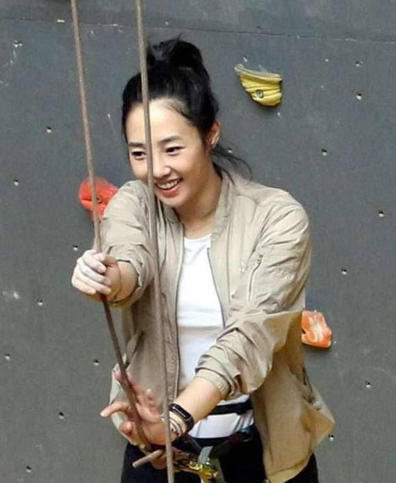 白百安|白百何休闲装户外玩攀岩，素颜出境被吐槽，网友：这腿没法看！