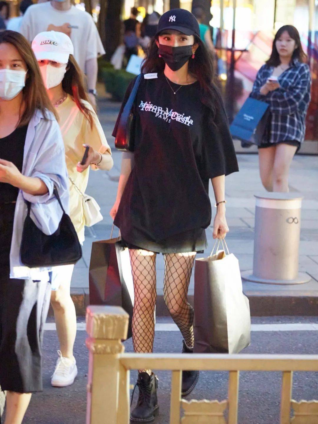 运动鞋|逛街偶遇杨幂…她穿短裤时总穿这几款鞋