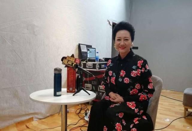 设计|明星母女同框太养眼！车晓和妈妈合体，65岁王丽云穿“贵妇装”