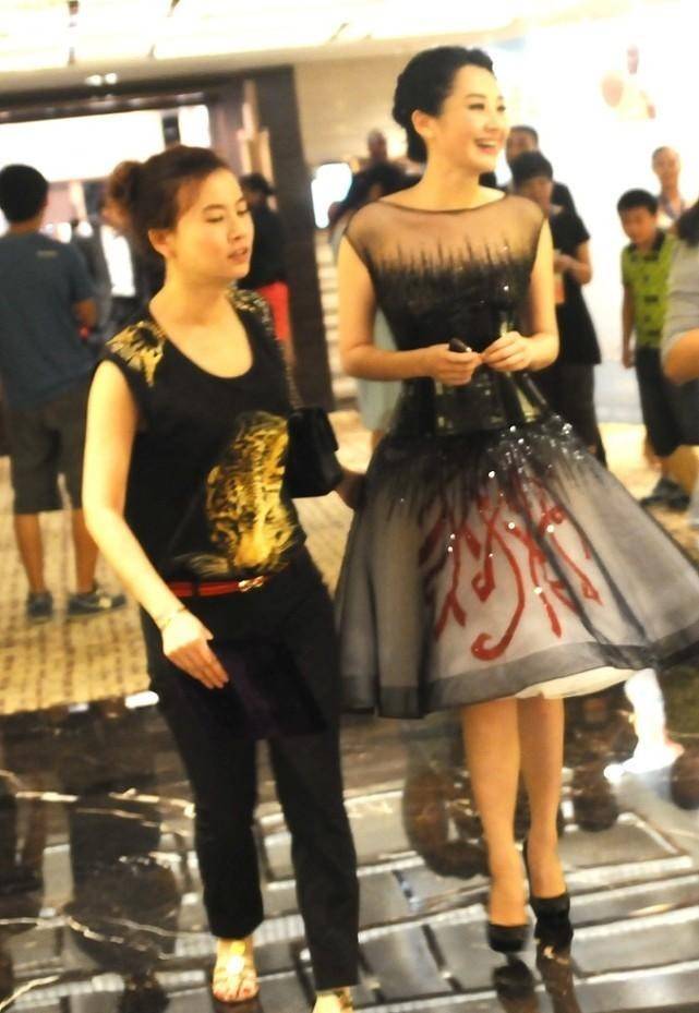 效果|许晴穿衣服却忘记穿打底，上身的肉有点赘感，还显的有点小