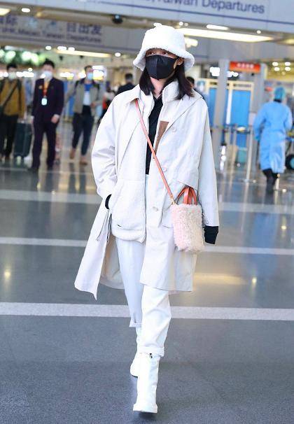 样式|34岁辛芷蕾亮相机场,穿“三层”衣服也不显胖,反而搭配出高级感