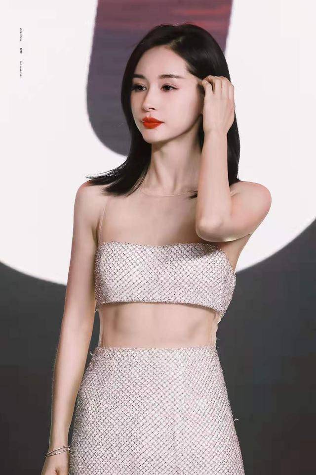 都能|王子文儿子都能“打酱油”了仍敢穿，上身只遮重要部位，个性飒气？