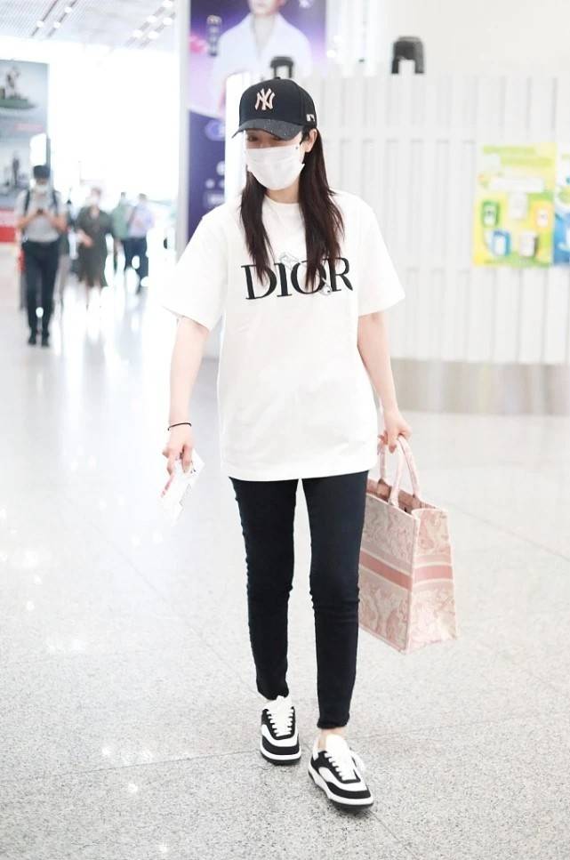 董璇真|42岁董璇真令人羡慕，随意穿条“拖地长裤”，造型都很显好身材