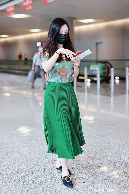 视觉|40岁的张萌真敢穿，大胆挑战绿百褶裙配绿T，果然老板娘就是自信
