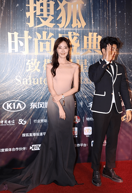 曲线|这裙子太适合米露穿了，修身设计显出窈窕曲线，“渐变色”太抢镜