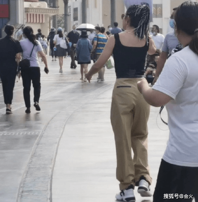 影城|48岁李冰冰现身环球影城，引发众人拍照围观，与小朋友合照超亲切