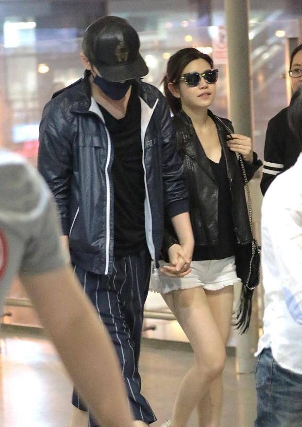 黑色|陈晓陈妍希罕见秀恩爱，十指紧扣羡煞旁人，陈妍希黑皮衣太飒了