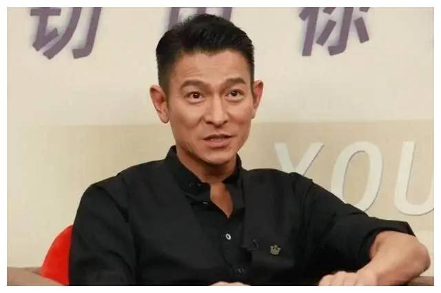 樊奕敏海清林嘉欣穿红色抹胸裙亮相小露香肩尽显时髦大气看不出是_