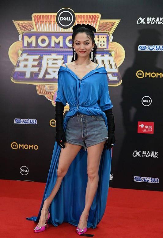 颜色|张韶涵的眉毛越看越奇怪,不过生图依旧很美,选的服装很年轻