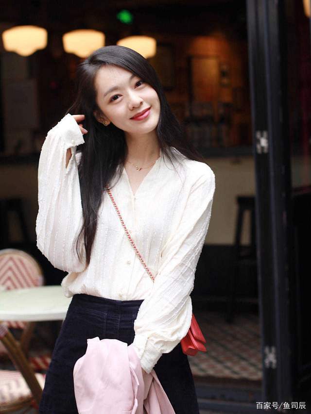 毛衣|30+的女生怎么穿才有气质？白色衬衫配长款简约大方，减龄又洋气