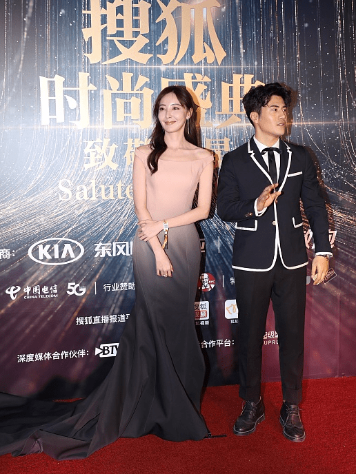 曲线|这裙子太适合米露穿了，修身设计显出窈窕曲线，“渐变色”太抢镜