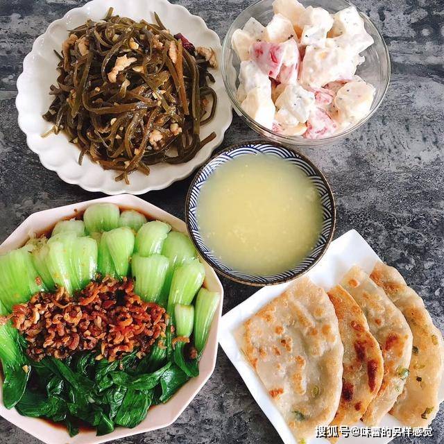 做法|早餐菜谱这样做，2个素菜、烙一张饼，20分钟吃进嘴里，营养美味