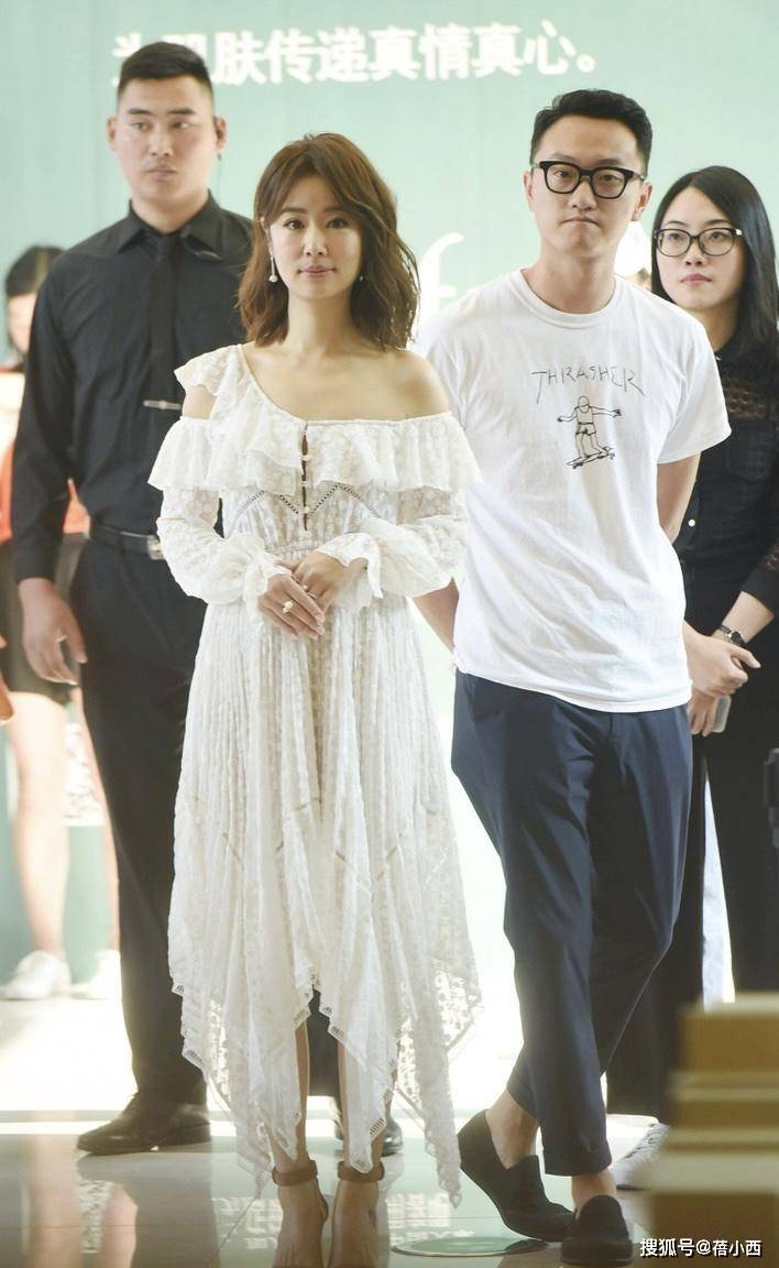 感觉|林心如这回改了风格，烫了摩卡波波头穿斜肩裙，就她能穿出高级感