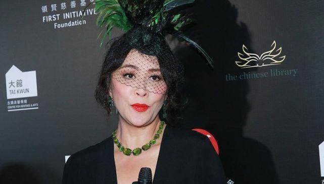 服装|刘嘉玲虽然保养得很好,但是审美真的很奇怪,像是棵“凤梨”