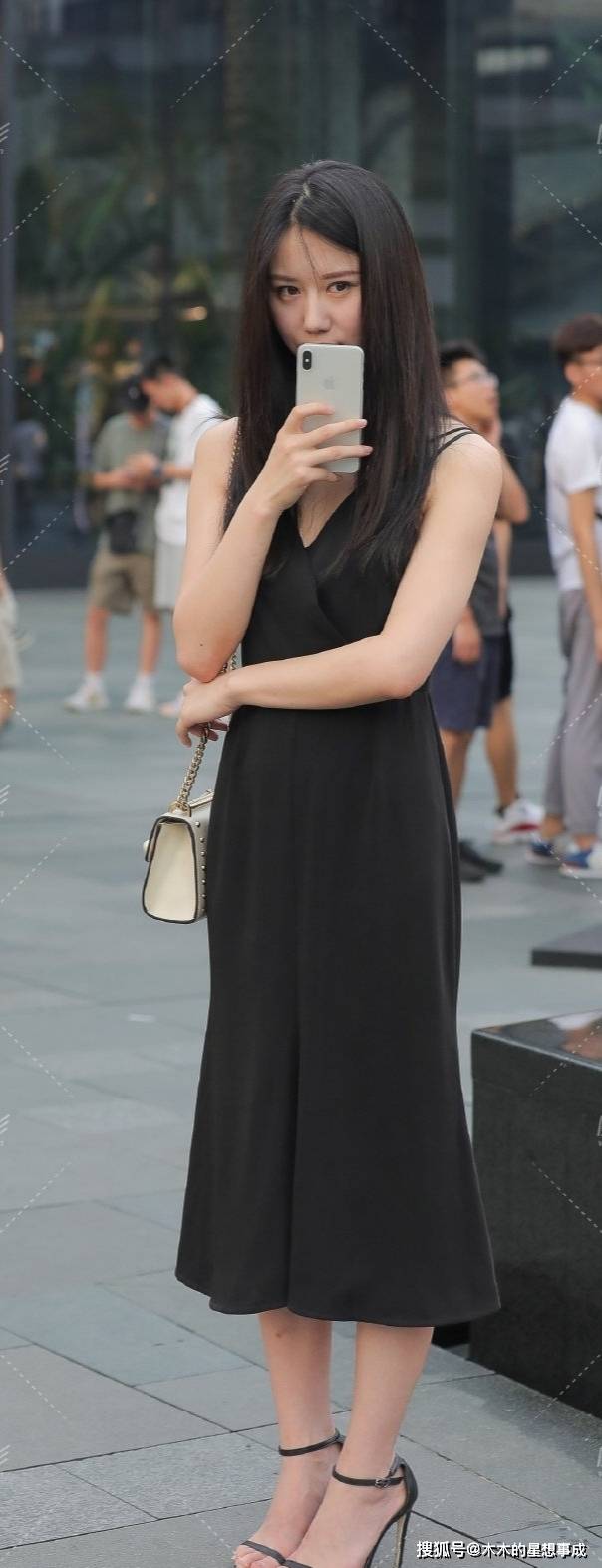 身材|V领口的服装不仅能让女孩穿出大气的时尚感更显身材
