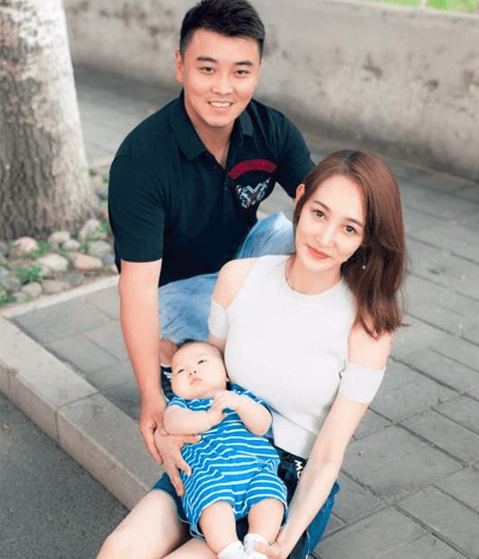 国乒男|“国乒男神”王皓晒全家福，妻子一张“祸水脸”，感觉很有优势美
