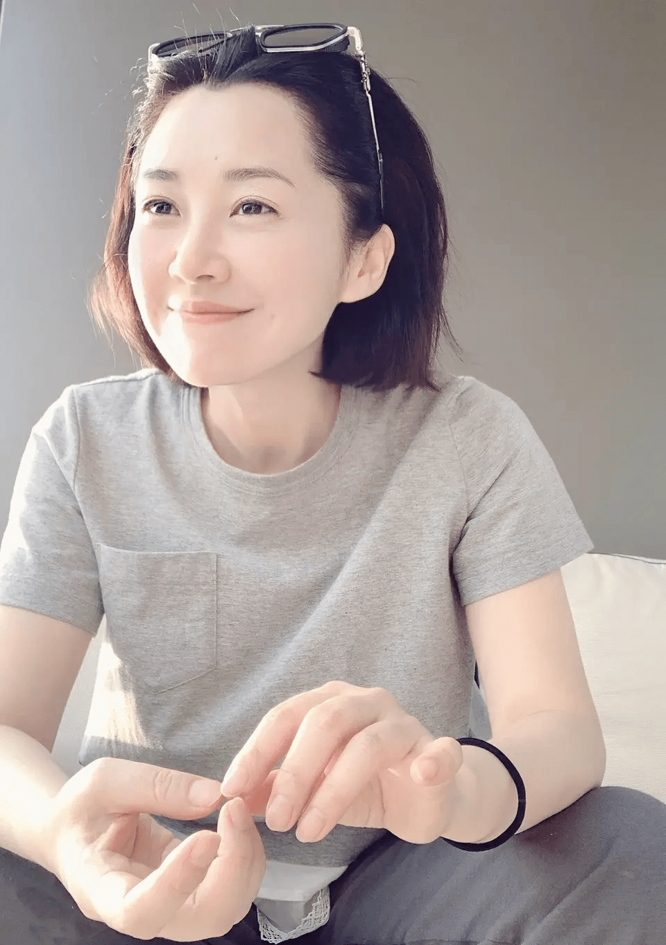 都信|许晴还能再“嫩”吗？穿灰色T恤配休闲裤减龄时尚，说是24岁都信
